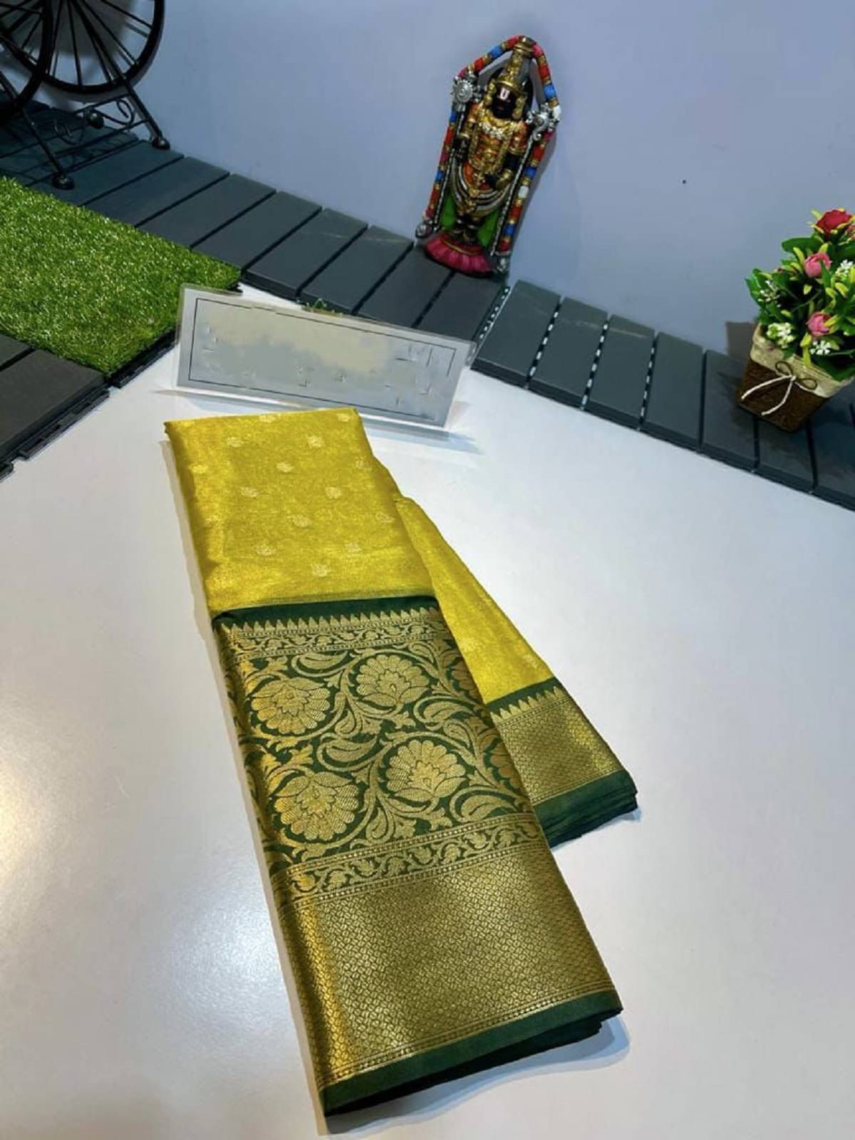 Aika Banarasi Silk Embellished Saree With Unstitched Blouse Piece ( Green ) Aika Banarasi Silk Embellished Saree With Unstitched Blouse Piece ( Green )