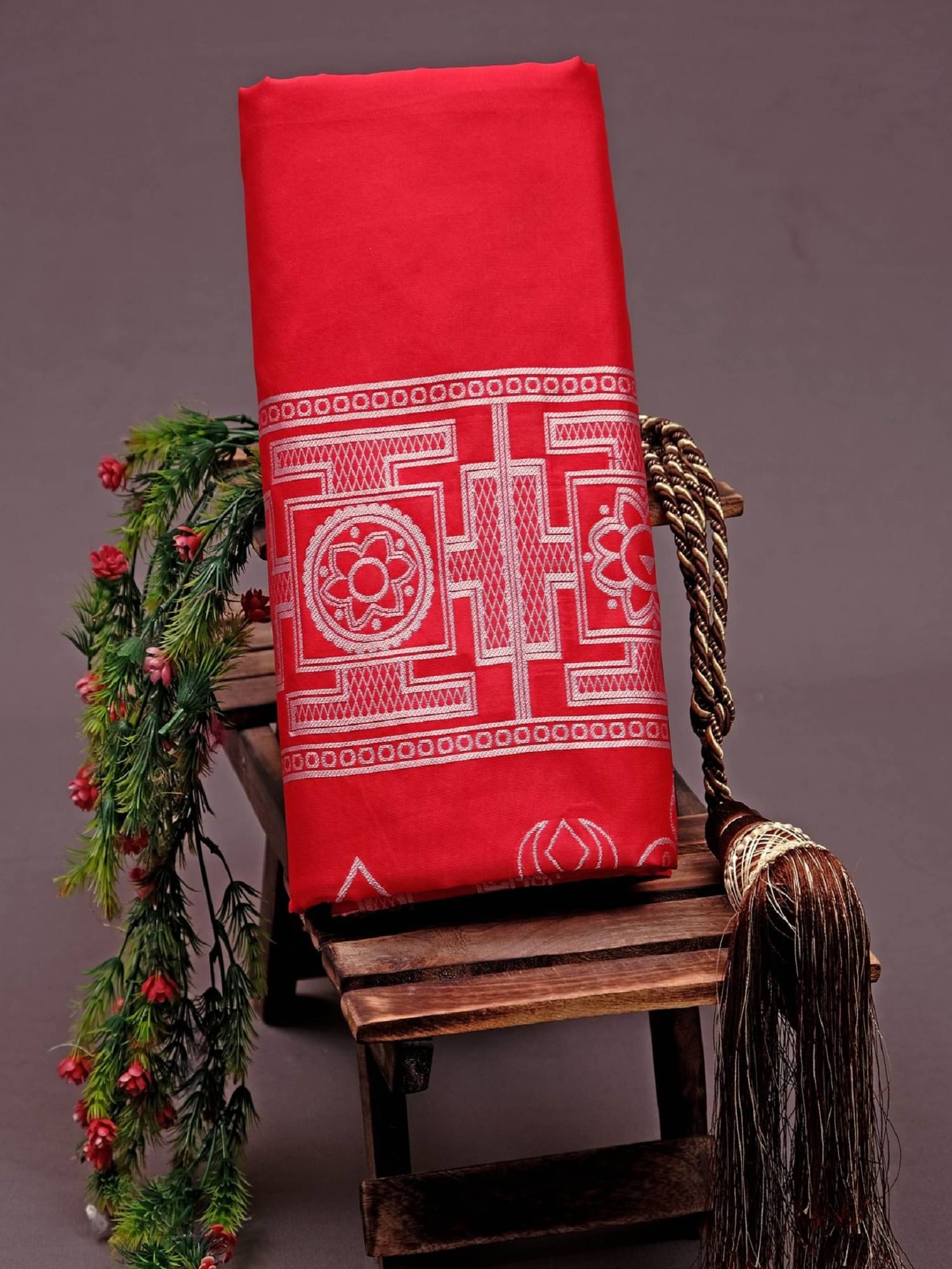 Aika Banarasi Silk Embellished Saree With Unstitched Blouse Piece ( Red ) Aika Banarasi Silk Embellished Saree With Unstitched Blouse Piece ( Red )