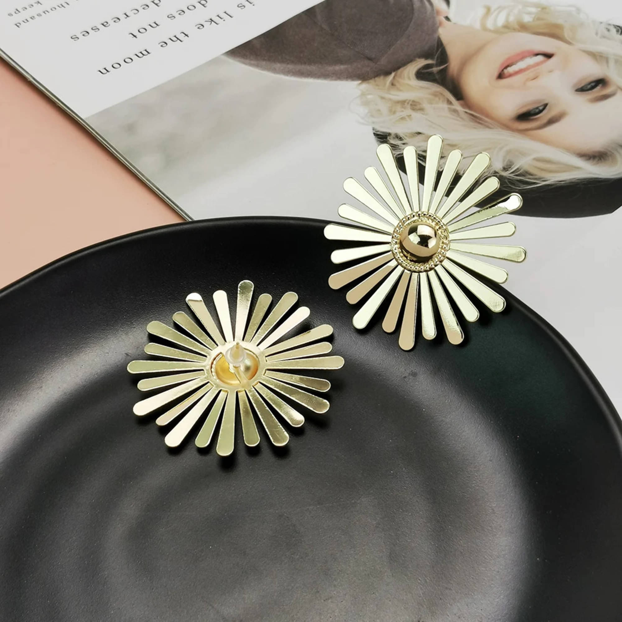     			Thrillz Gold Stud Earrings ( Pack of 1 )