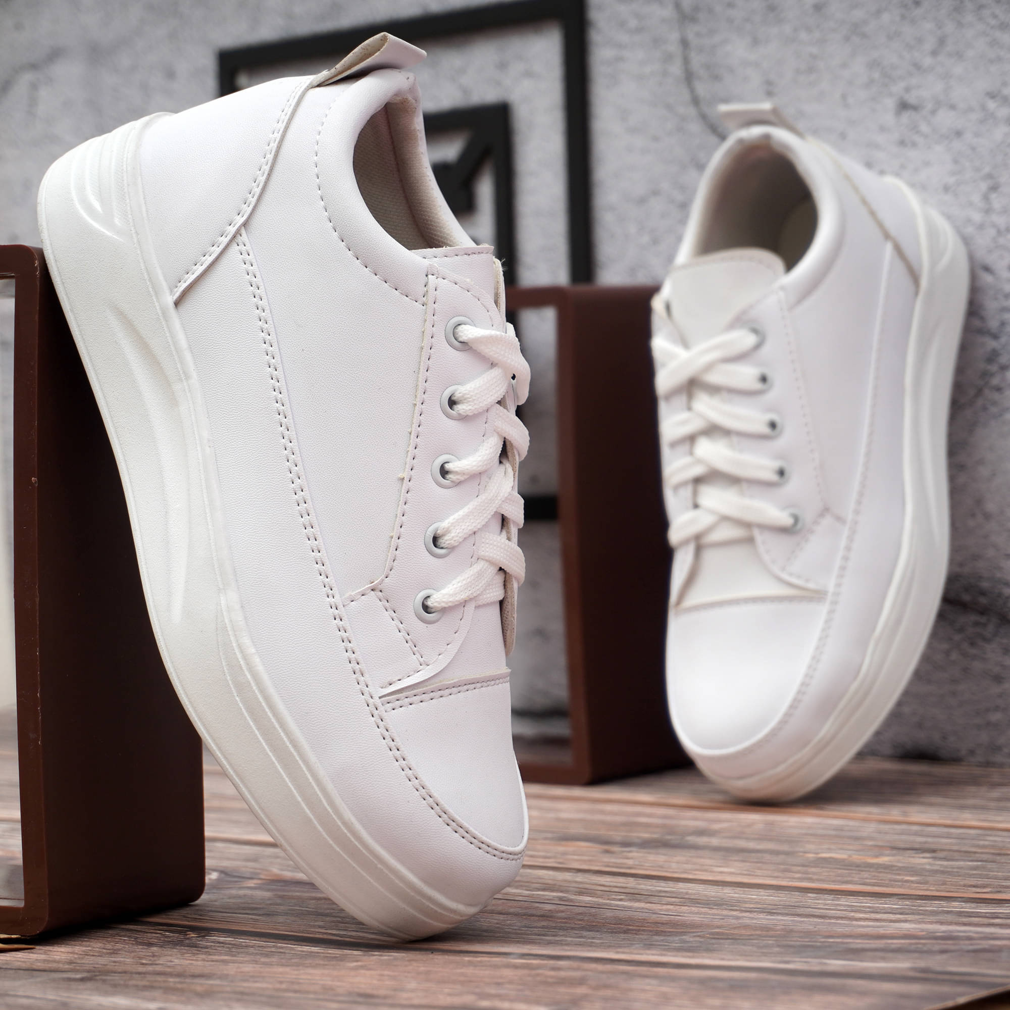     			suson White Women's Sneakers