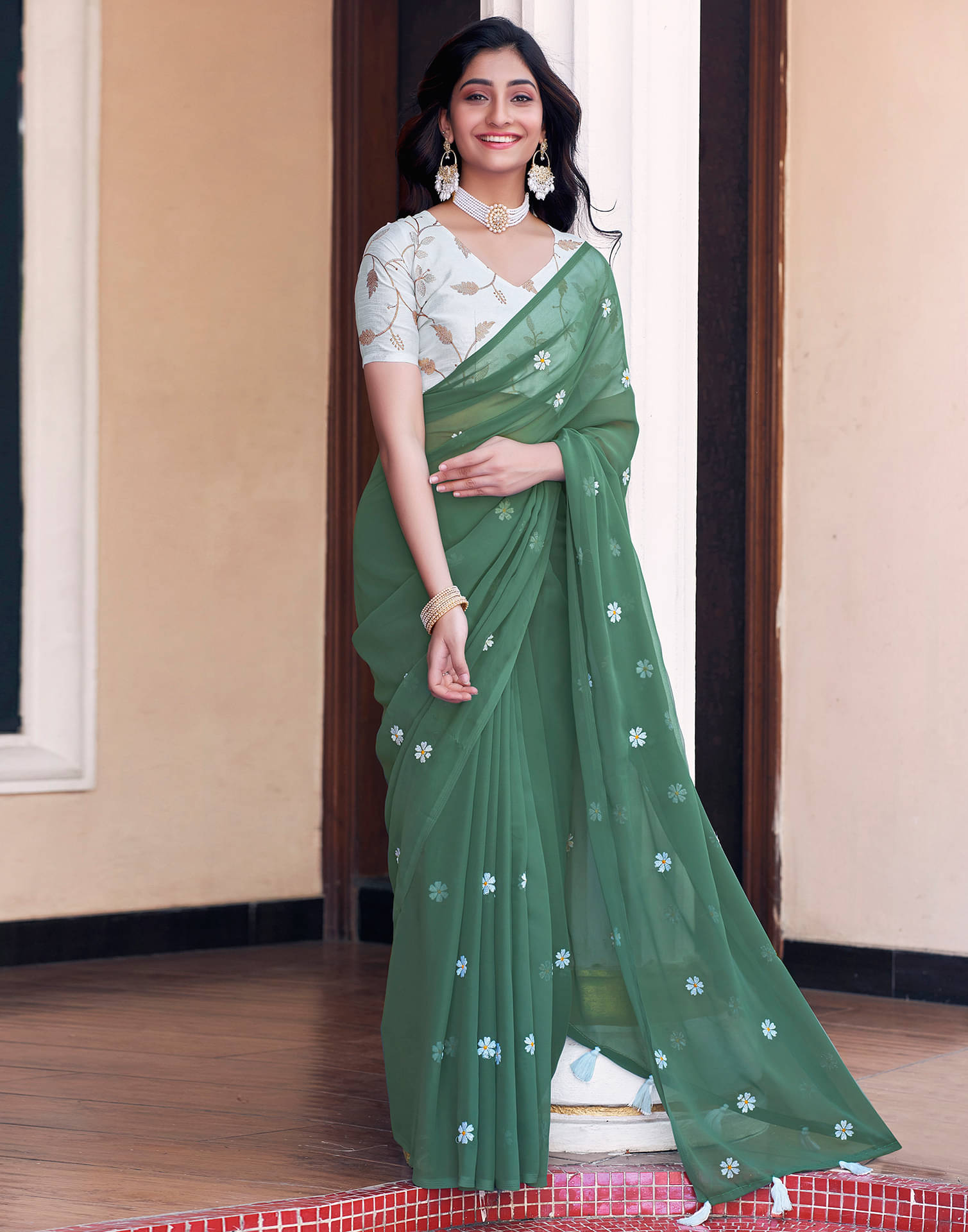 Satrani Georgette Embroidered Saree With Unstitched Blouse Piece ( Green ) Satrani Georgette Embroidered Saree With Unstitched Blouse Piece ( Green )