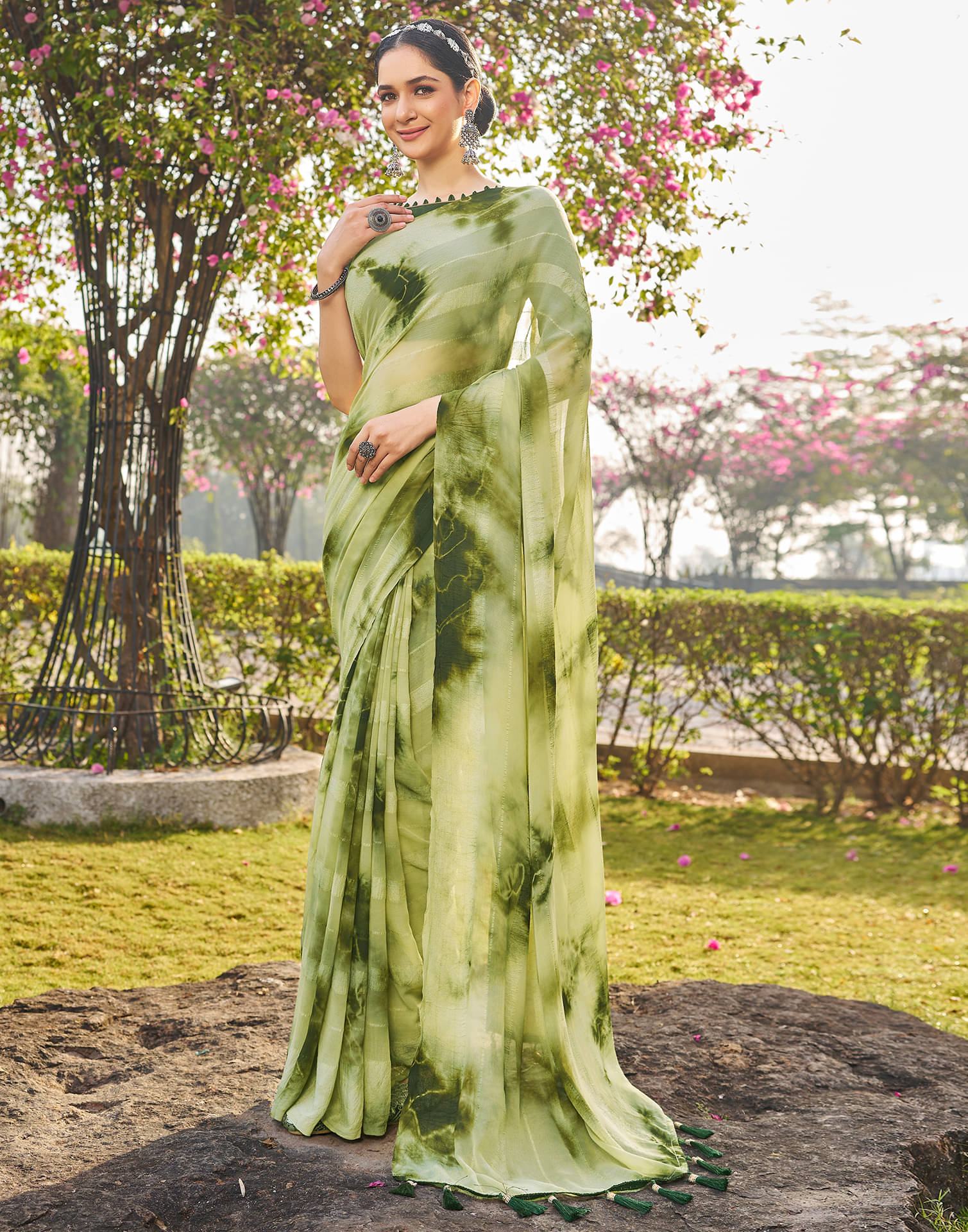 Satrani Georgette Printed Saree With Unstitched Blouse Piece ( Lime Green ) Satrani Georgette Printed Saree With Unstitched Blouse Piece ( Lime Green )