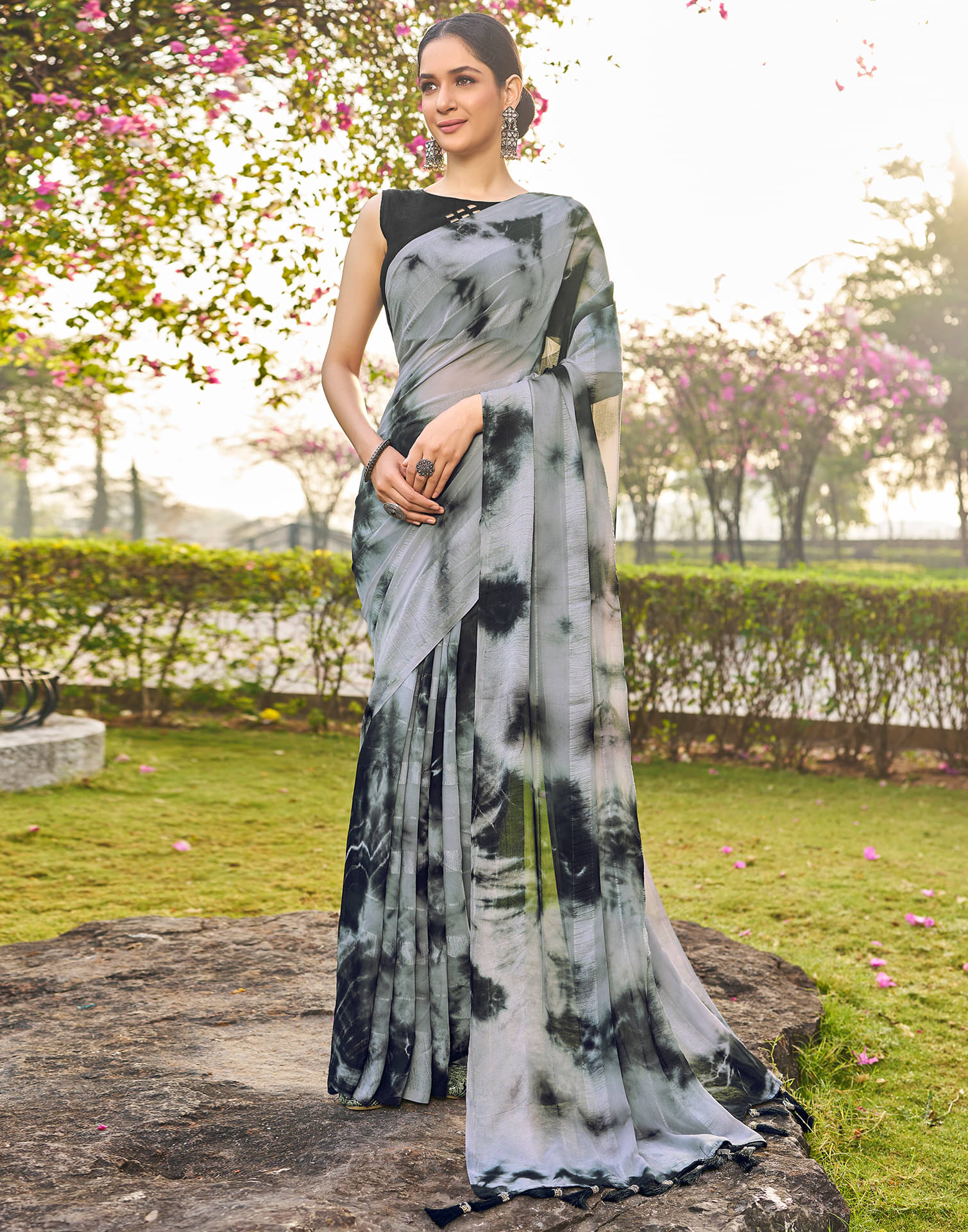     			Satrani Georgette Printed Saree With Unstitched Blouse Piece ( Grey )