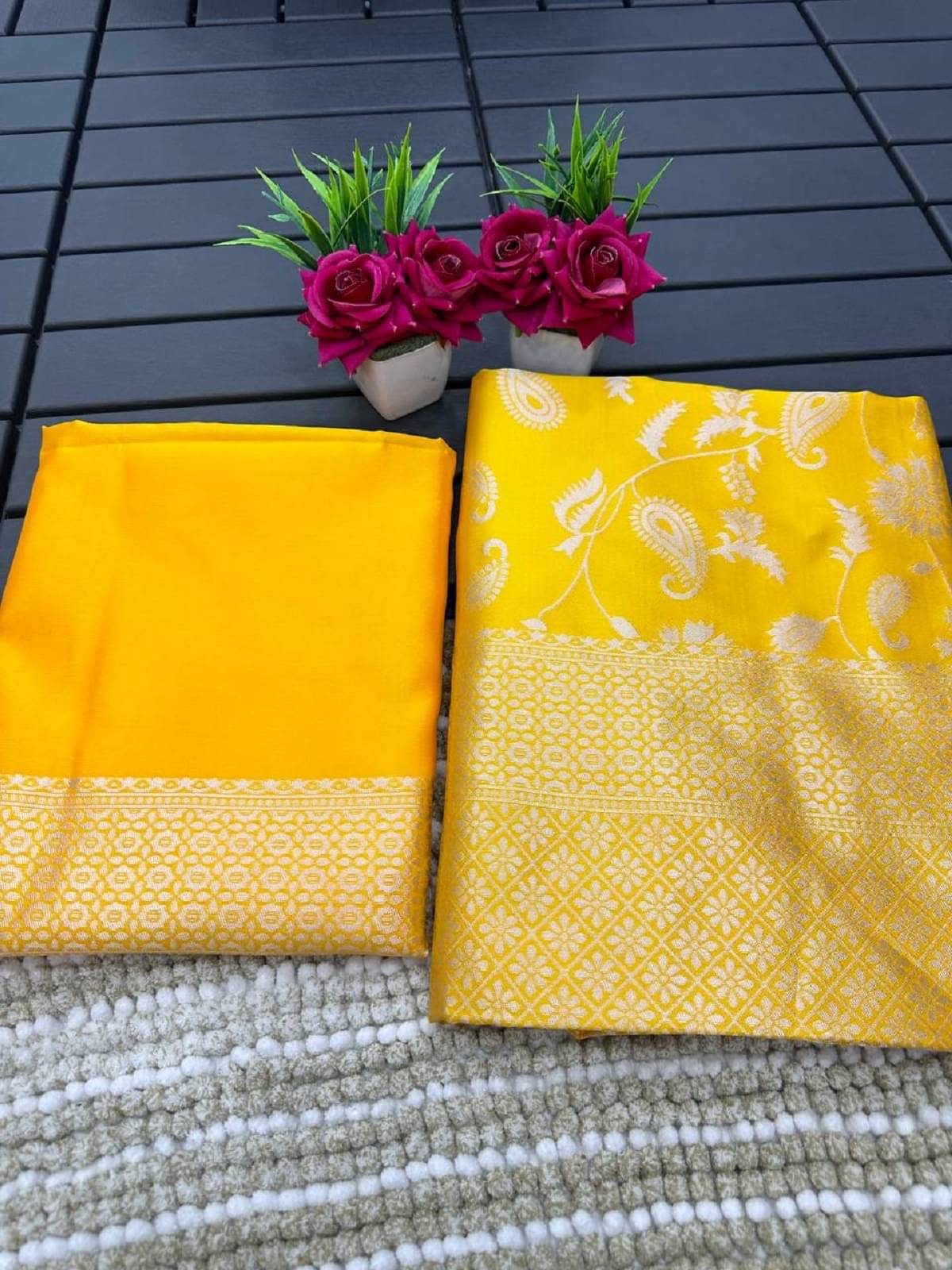     			Apnisha Jacquard Embellished Saree With Unstitched Blouse Piece ( Yellow )