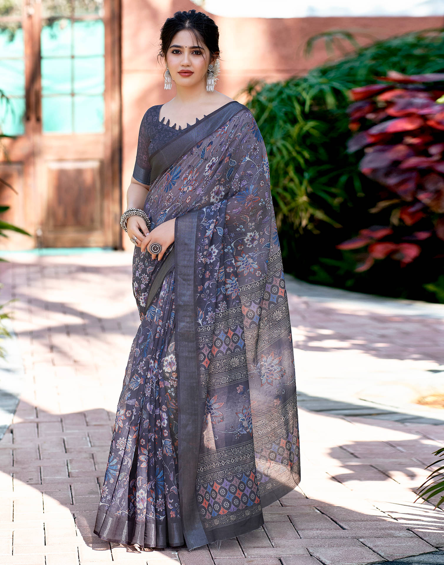     			Samah Linen Printed Saree With Unstitched Blouse Piece ( Dark Grey )