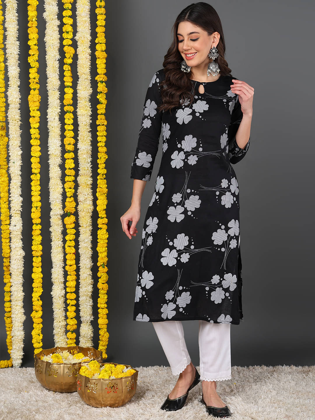 Vaamsi Cotton Printed Straight Women's Kurti - Black ( Pack of 1 )     			Vaamsi Cotton Printed Straight Women's Kurti - Black ( Pack of 1 )