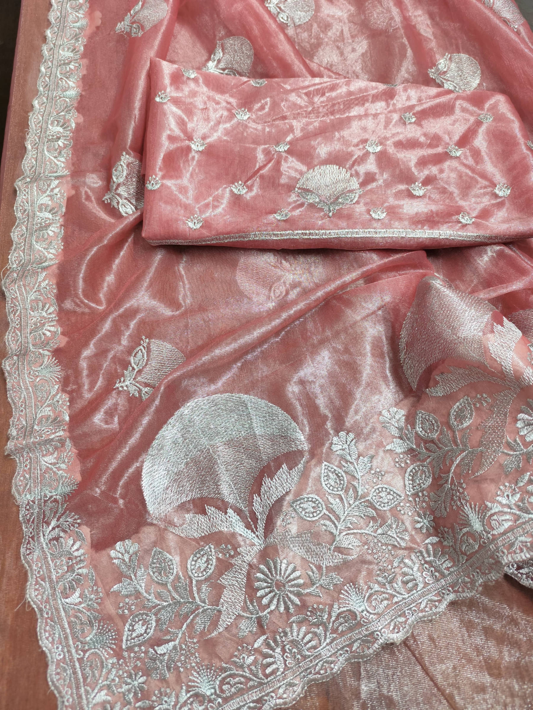     			kyara group Net Embroidered Saree With Unstitched Blouse Piece ( Red )