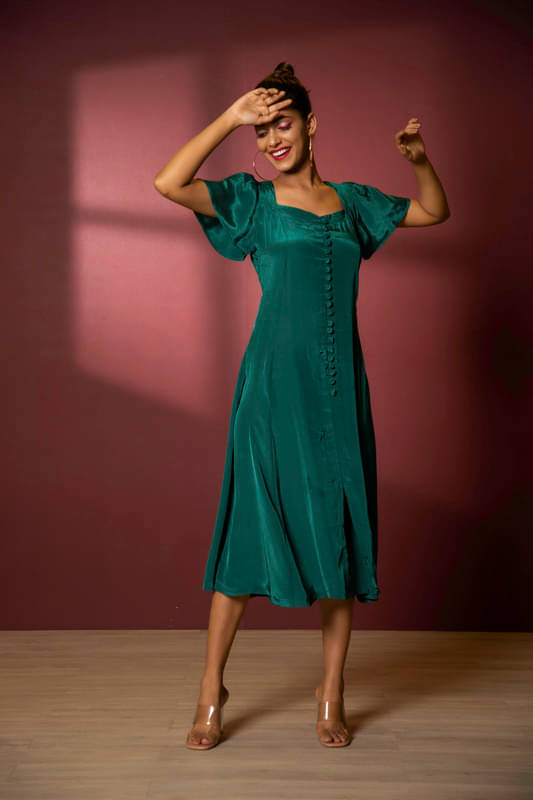 Urban Sundari Crepe Solid Midi Women's Fit & Flare Dress - Green ( Pack of 1 ) Urban Sundari Crepe Solid Midi Women's Fit & Flare Dress - Green ( Pack of 1 )