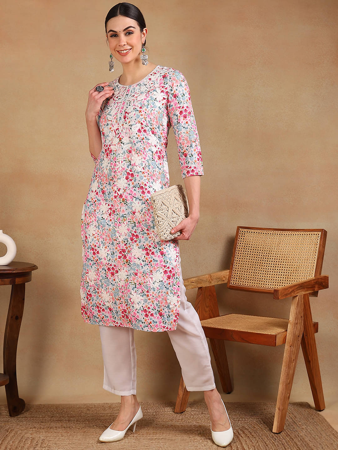 Vaamsi Cotton Blend Printed Straight Women's Kurti - White ( Pack of 1 ) Vaamsi Cotton Blend Printed Straight Women's Kurti - White ( Pack of 1 )