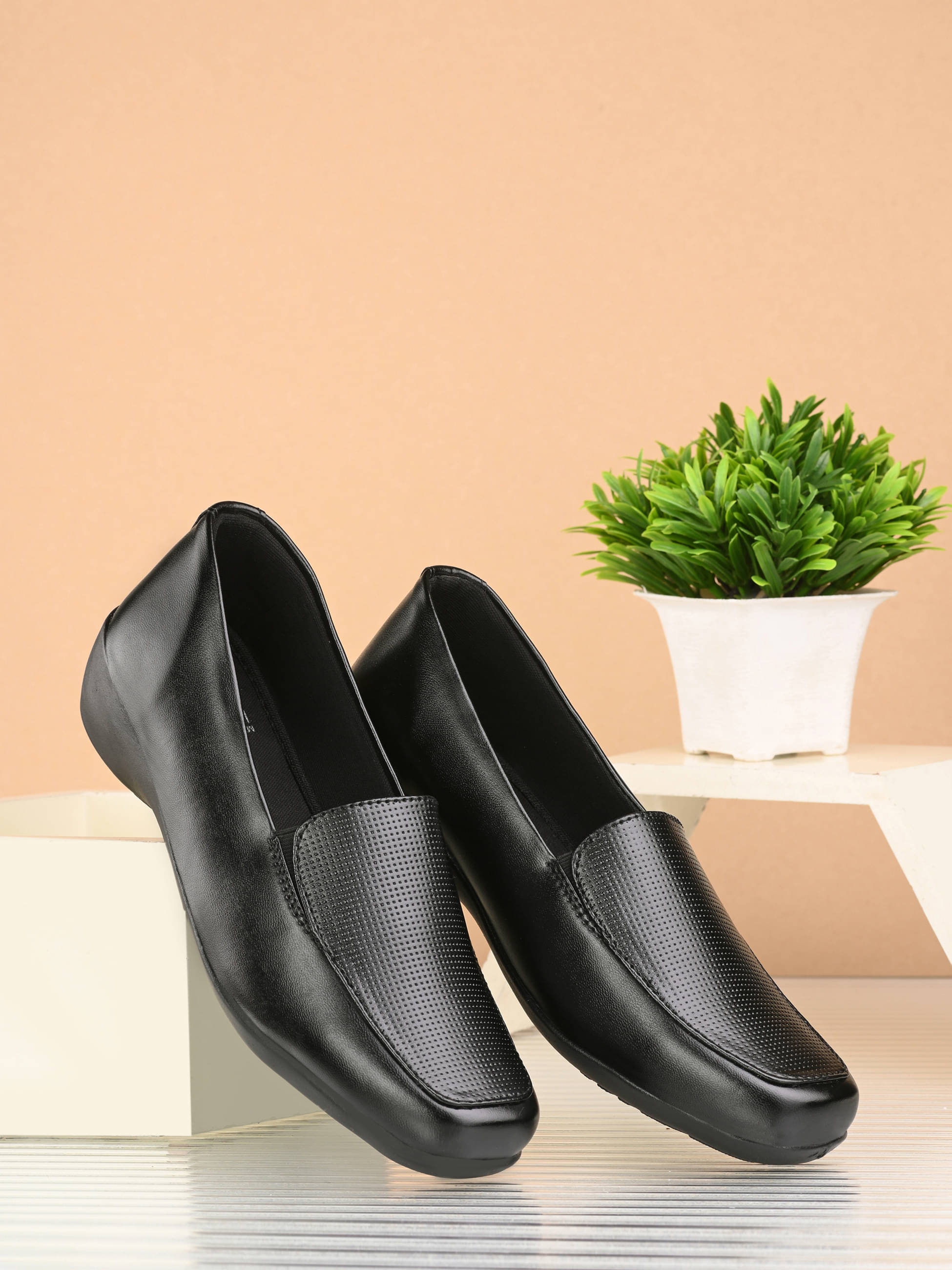     			KARADDI Black Women's Loafers