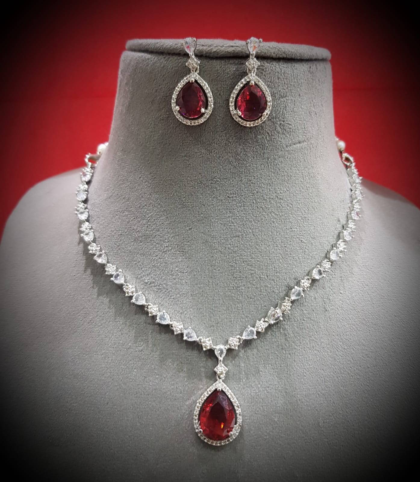     			Ladymania Red Alloy Necklace Set ( Pack of 1 )