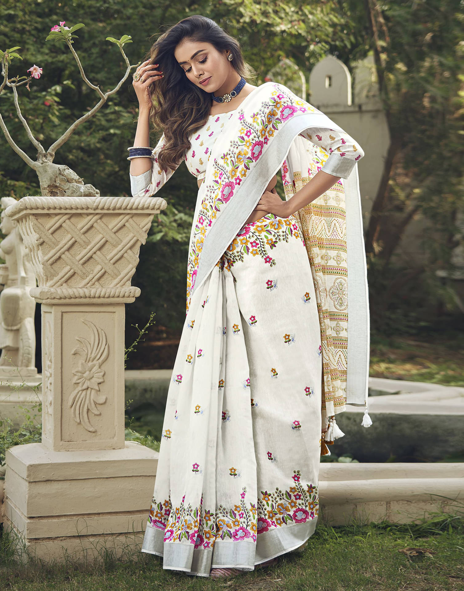 Satrani Cotton Printed Saree With Unstitched Blouse Piece ( White ) Satrani Cotton Printed Saree With Unstitched Blouse Piece ( White )