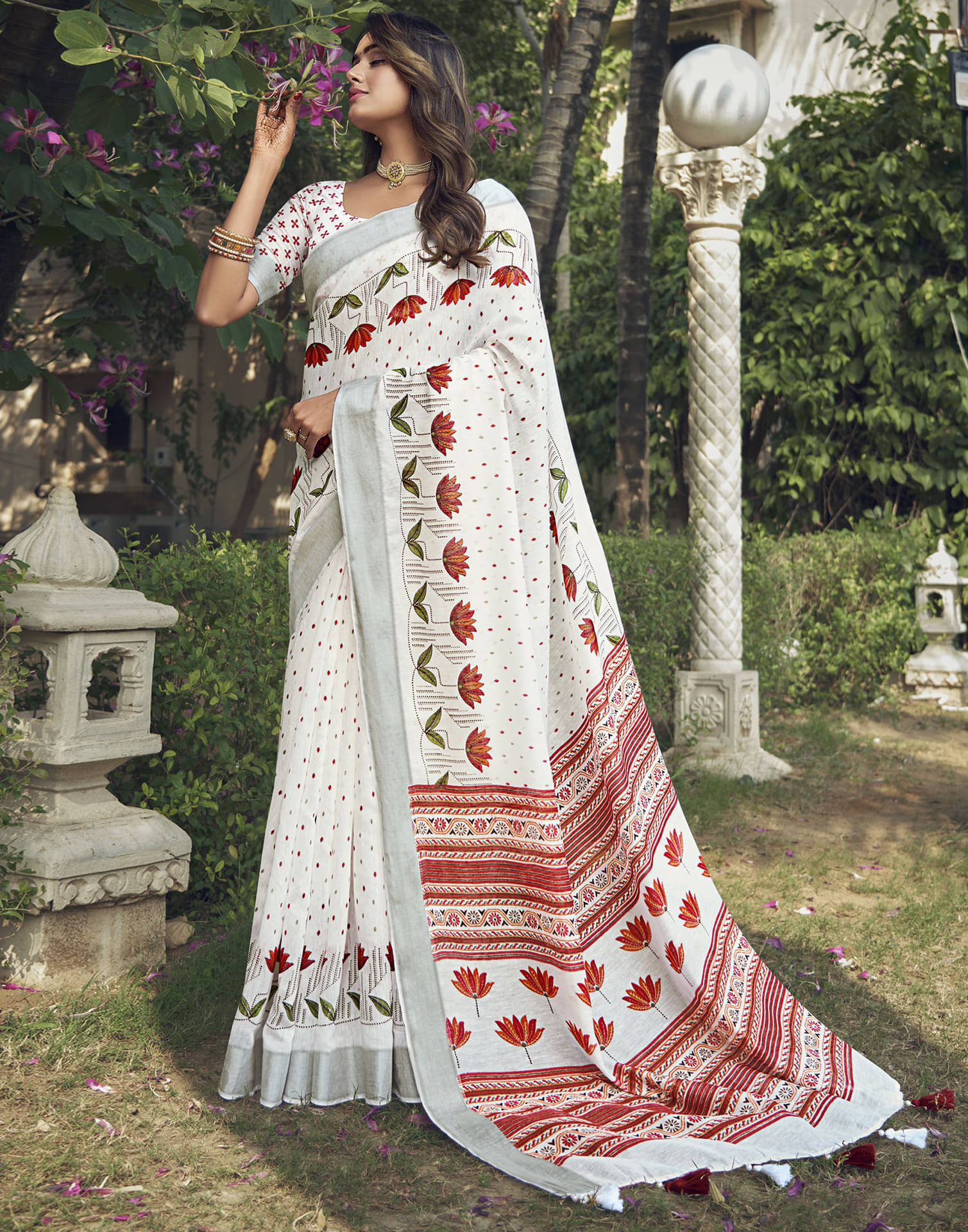 Satrani Cotton Printed Saree With Unstitched Blouse Piece ( White ) Satrani Cotton Printed Saree With Unstitched Blouse Piece ( White )