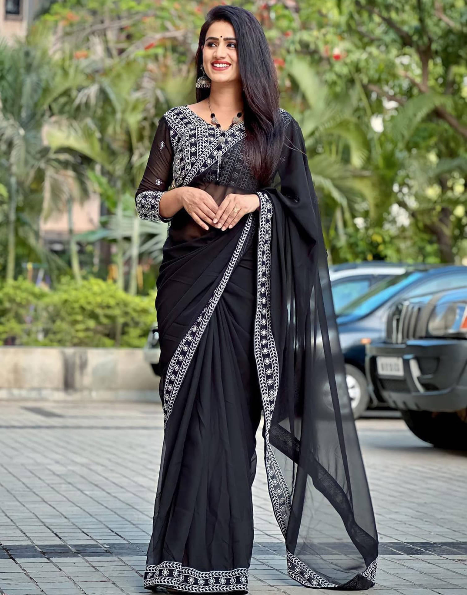     			Satrani Georgette Solid Saree With Unstitched Blouse Piece ( Black )