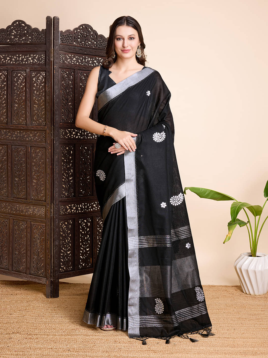 Rekha Maniyar Linen Embroidered Saree With Unstitched Blouse Piece ( Black )     			Rekha Maniyar Linen Embroidered Saree With Unstitched Blouse Piece ( Black )