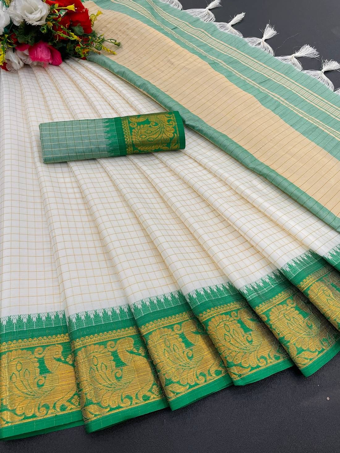 JULEE Cotton Silk Checks Saree With Unstitched Blouse Piece ( Green ) JULEE Cotton Silk Checks Saree With Unstitched Blouse Piece ( Green )
