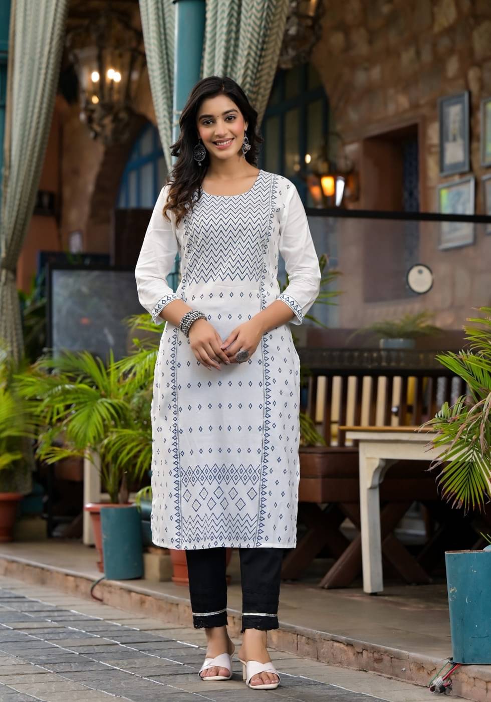 Juniper Rayon Printed Straight Women's Kurti - White ( Pack of 1 ) Juniper Rayon Printed Straight Women's Kurti - White ( Pack of 1 )