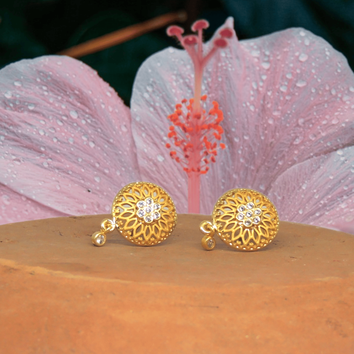     			Drashti Collection Golden Stud Earrings ( Pack of 1 )