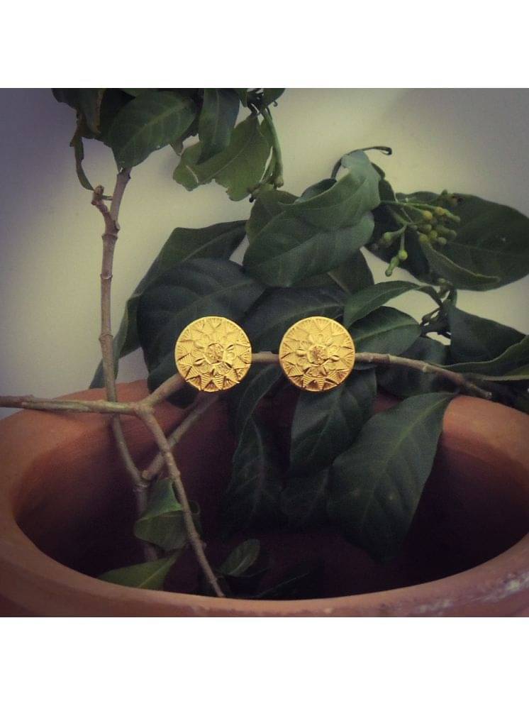     			Drashti Collection Golden Stud Earrings ( Pack of 1 )