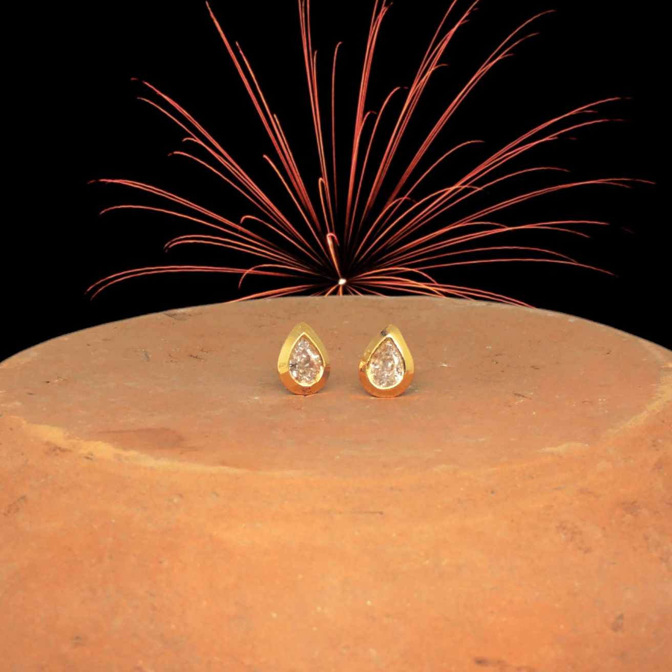     			Drashti Collection White Stud Earrings ( Pack of 1 )