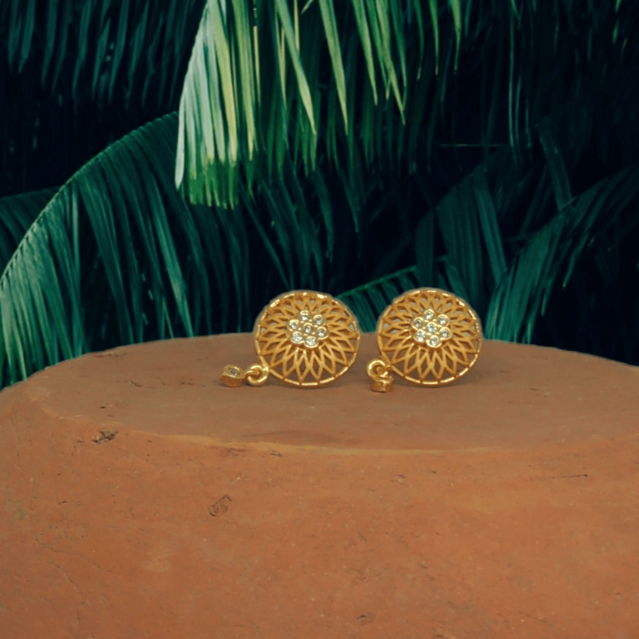     			Drashti Collection Golden Stud Earrings ( Pack of 1 )