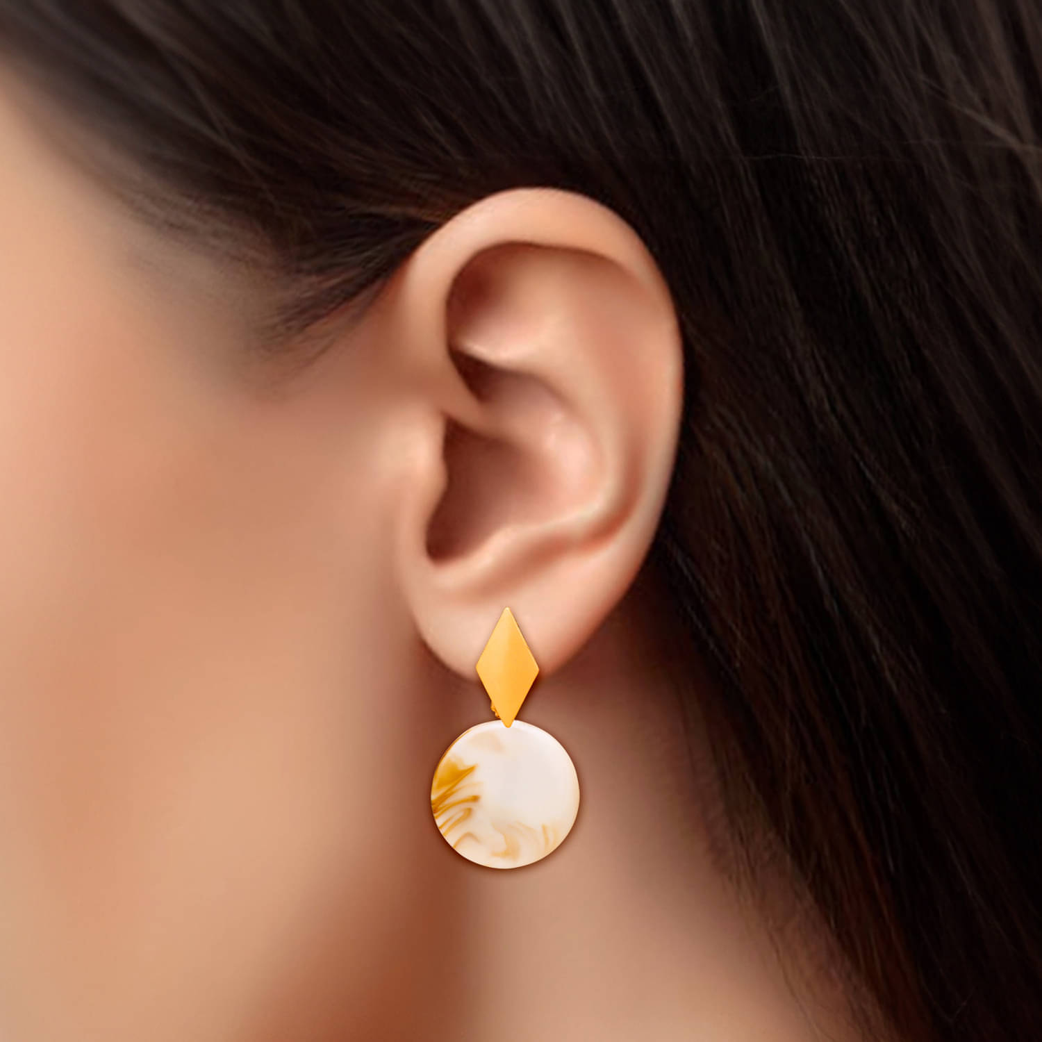     			Drashti Collection White Stud Earrings ( Pack of 1 )