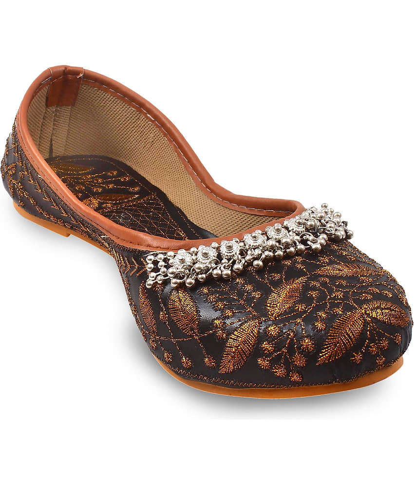 Apratim Black Women's Juttis - Ethnic Shoes | Buy online on ZillyBuy
