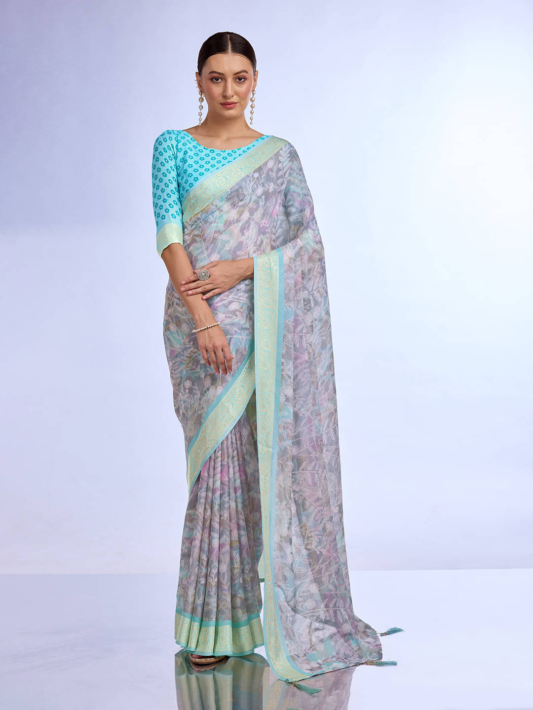 Rekha Maniyar Georgette Printed Saree With Unstitched Blouse Piece ( Grey ) Rekha Maniyar Georgette Printed Saree With Unstitched Blouse Piece ( Grey )