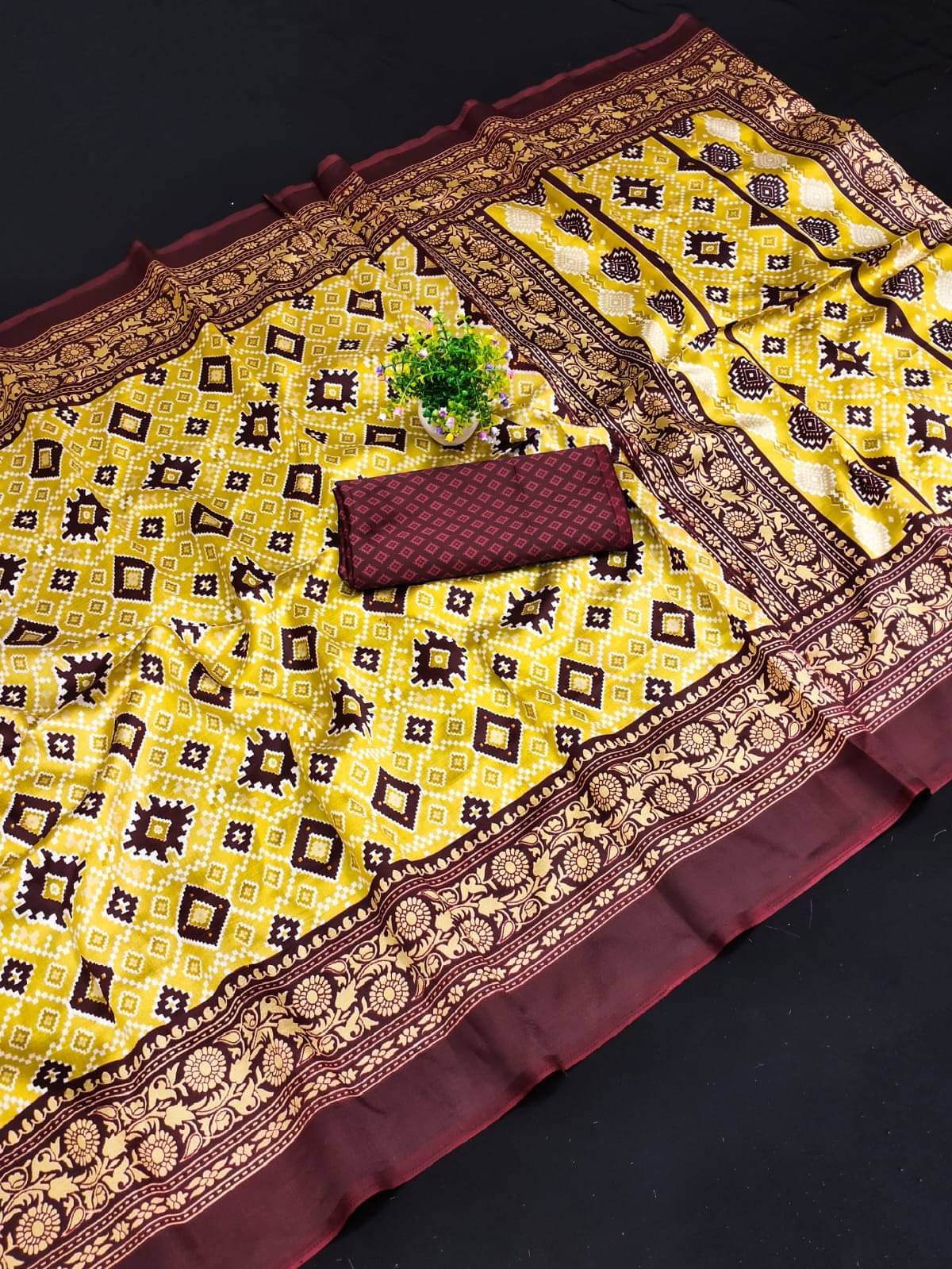 Kanooda Prints Art Silk Printed Saree With Unstitched Blouse Piece ( Yellow ) Kanooda Prints Art Silk Printed Saree With Unstitched Blouse Piece ( Yellow )
