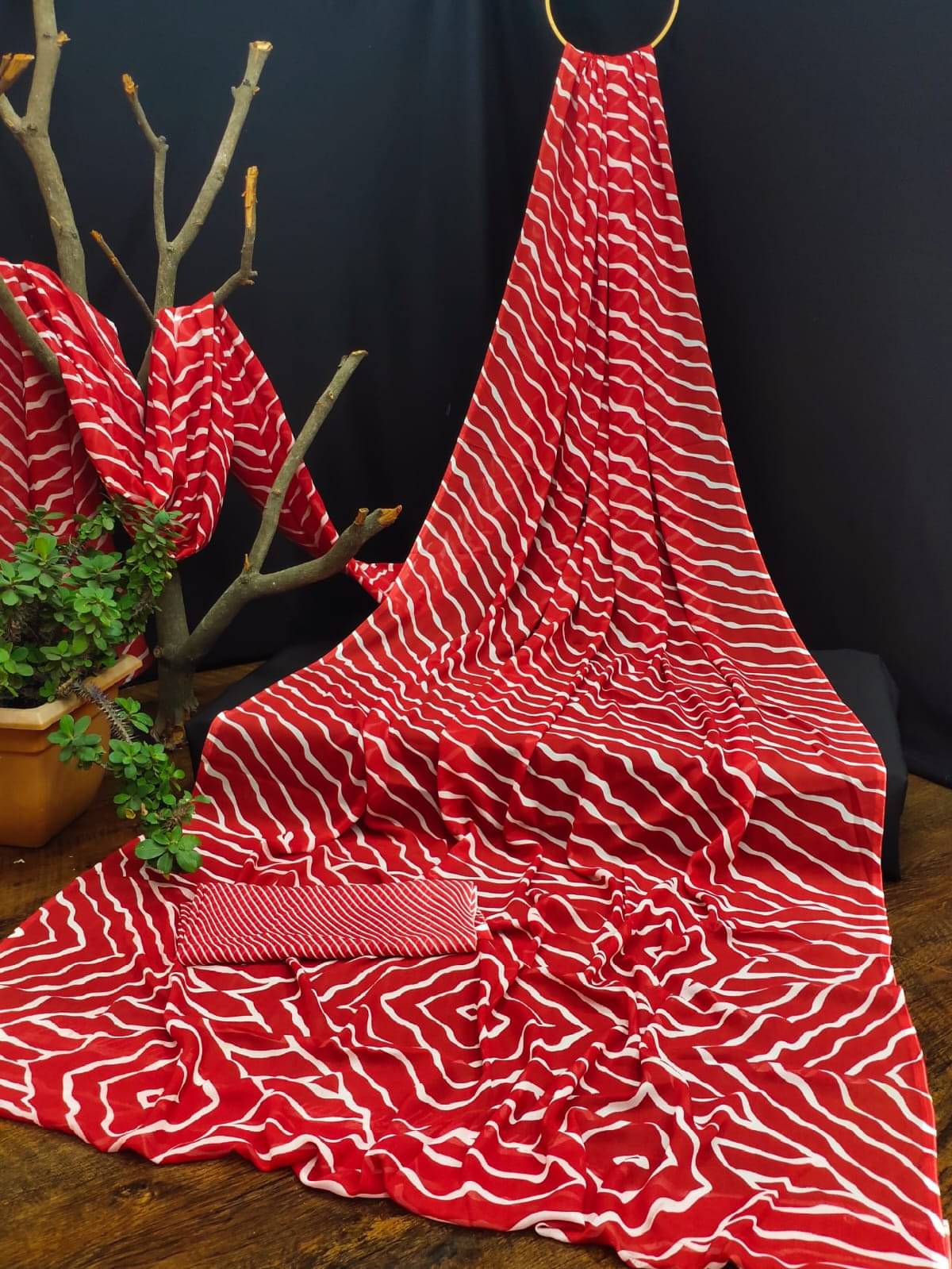 Kanooda Prints Georgette Printed Saree With Unstitched Blouse Piece ( Red ) Kanooda Prints Georgette Printed Saree With Unstitched Blouse Piece ( Red )