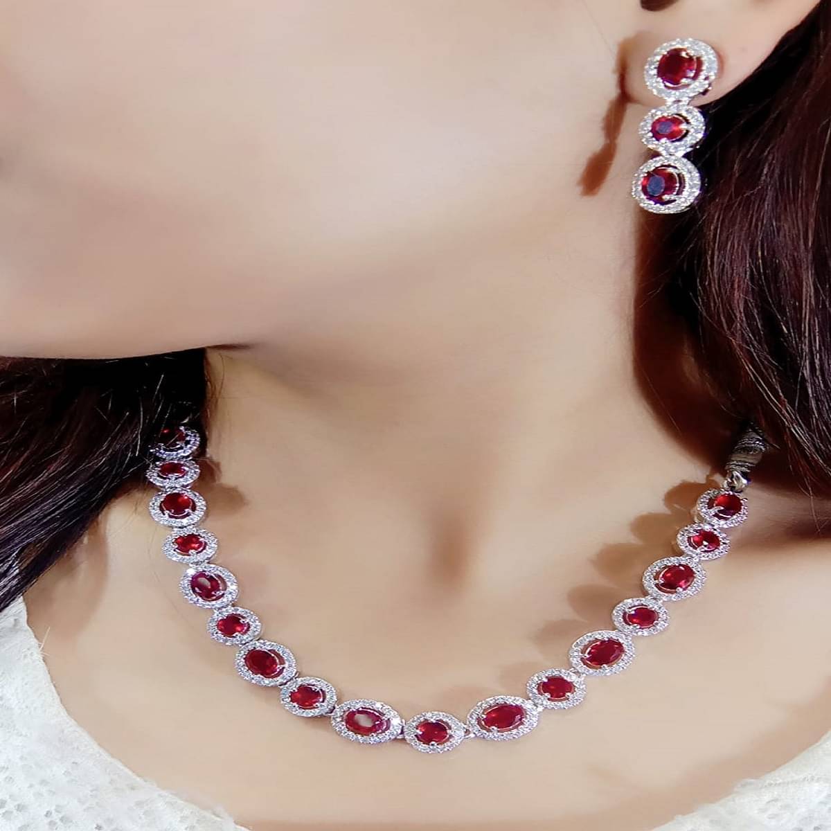     			Ladymania Red Alloy Necklace Set ( Pack of 1 )