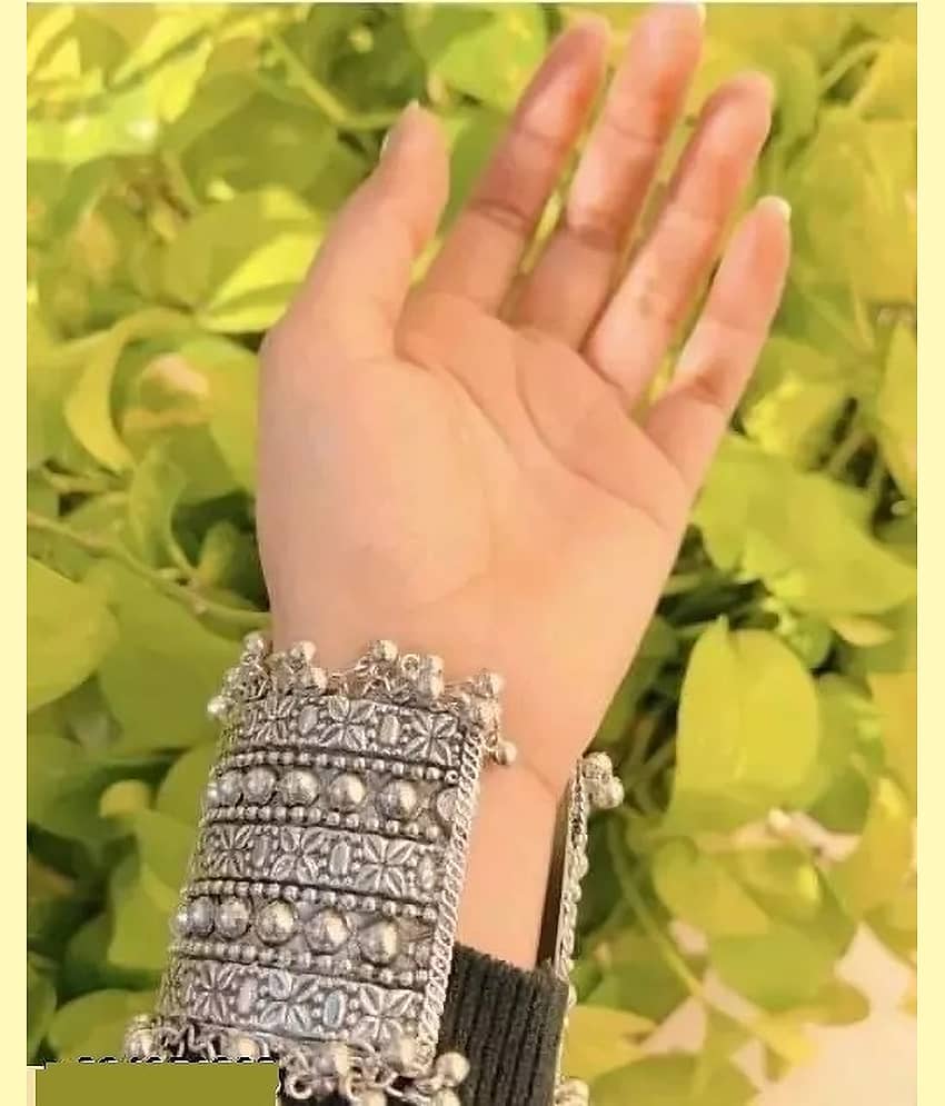 Samridhi DC Silver Bangle ( Pack of 1 ) - Bangles & Bracelets | Buy online on ZillyBuy
