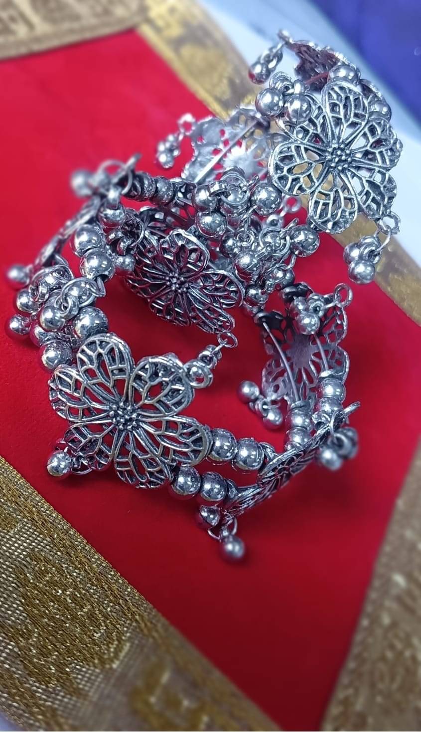     			Samridhi DC Silver Bangle ( Pack of 1 )