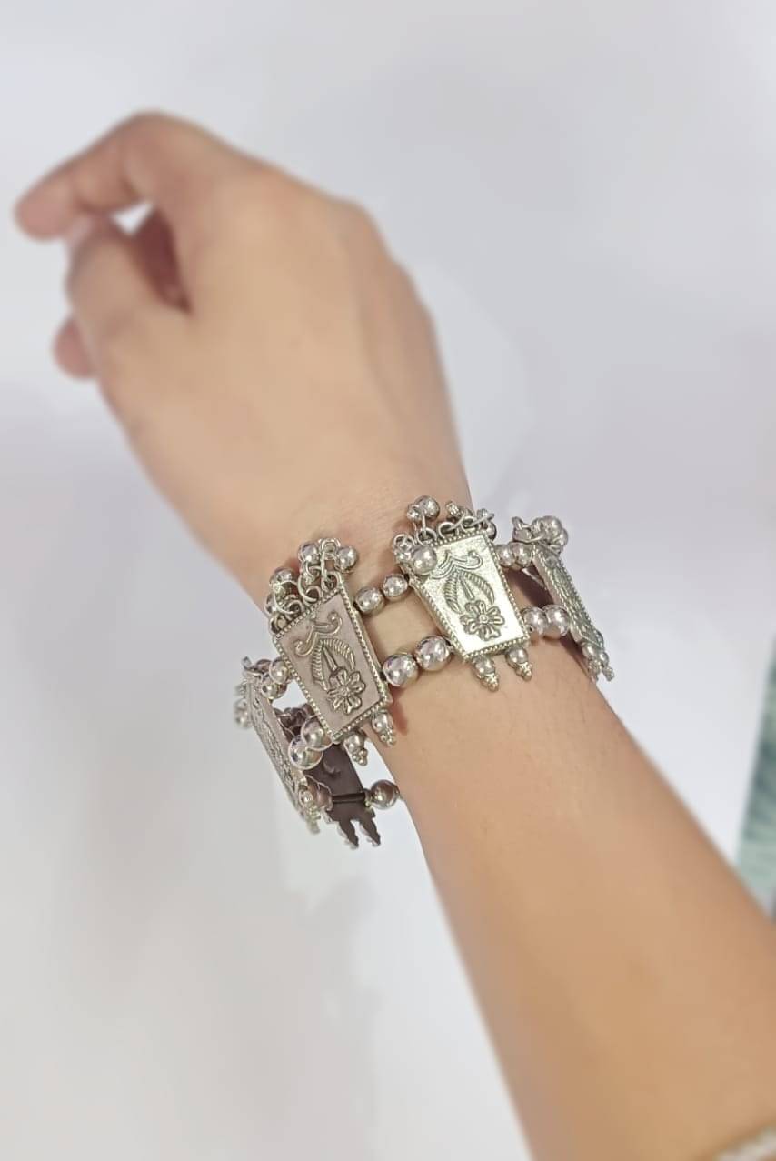     			Samridhi DC Silver Bangle ( Pack of 1 )