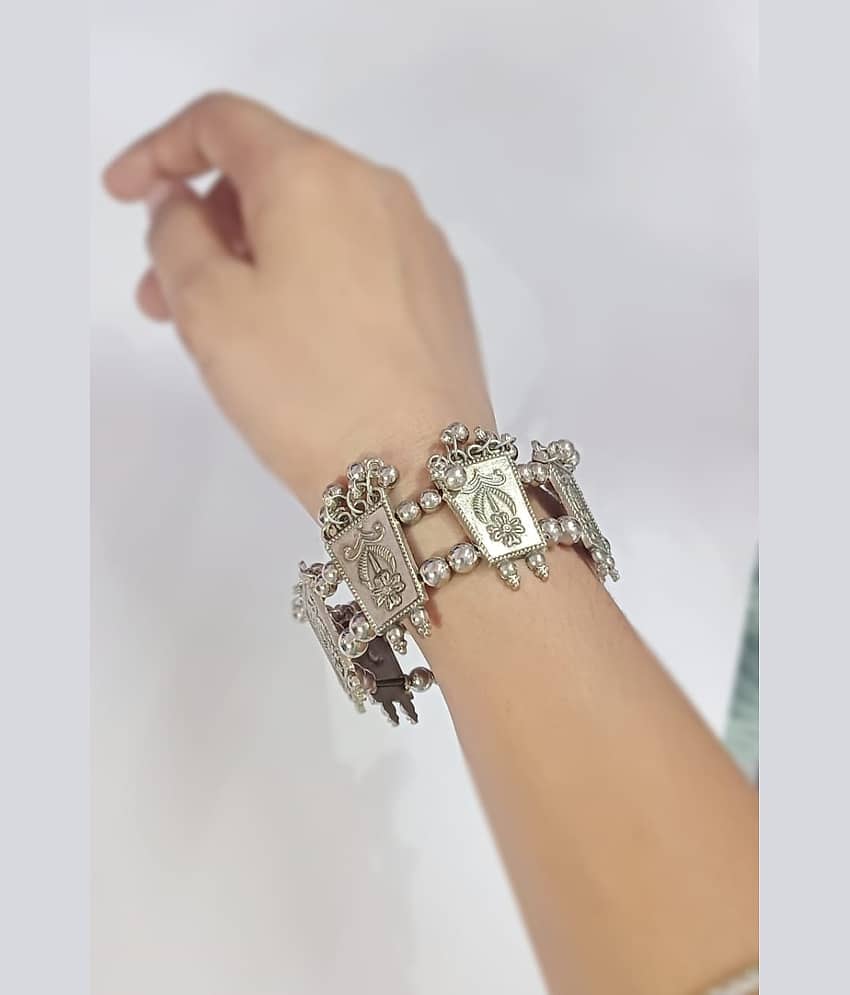 Samridhi DC Silver Bangle ( Pack of 1 ) - Bangles & Bracelets | Buy online on ZillyBuy