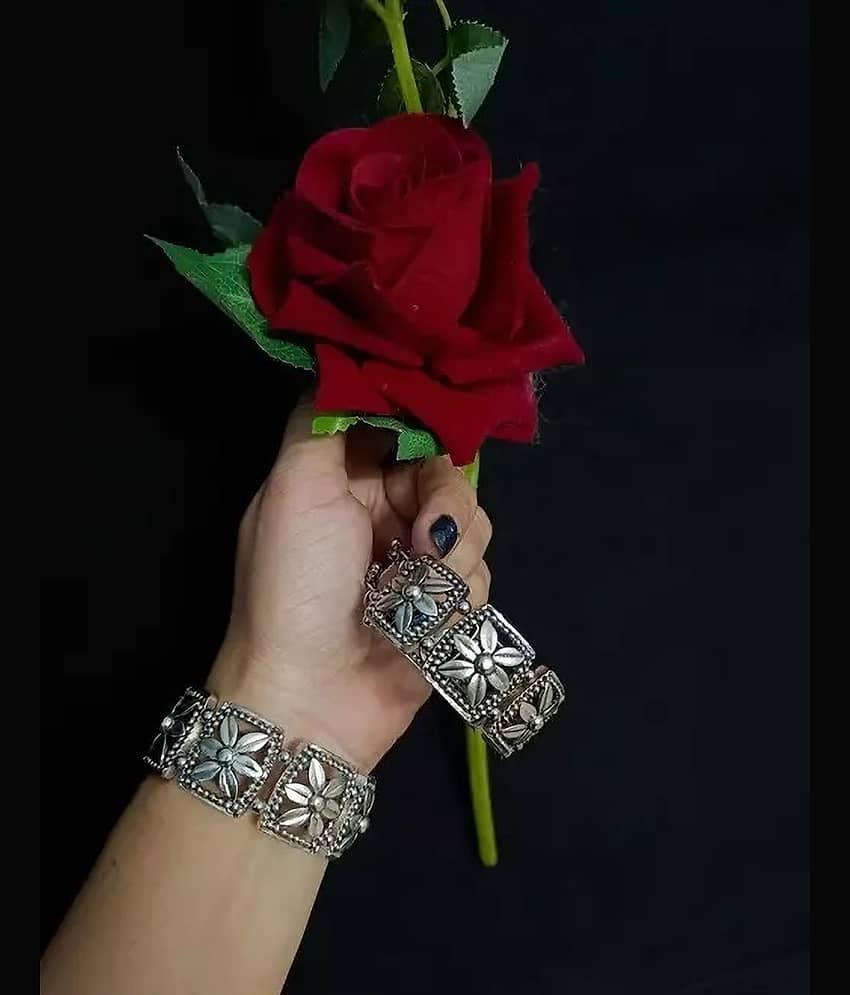 Samridhi DC Silver Bangle ( Pack of 1 ) - Bangles & Bracelets | Buy online on ZillyBuy