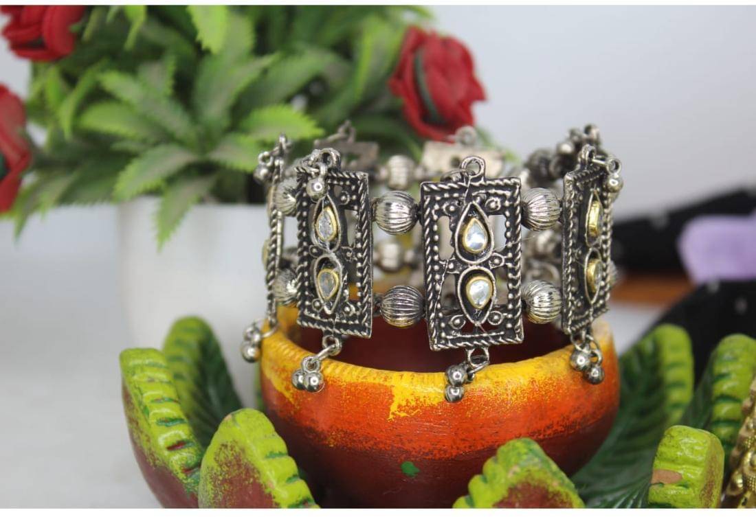 Samridhi DC Silver Bracelet ( Pack of 1 ) Samridhi DC Silver Bracelet ( Pack of 1 )