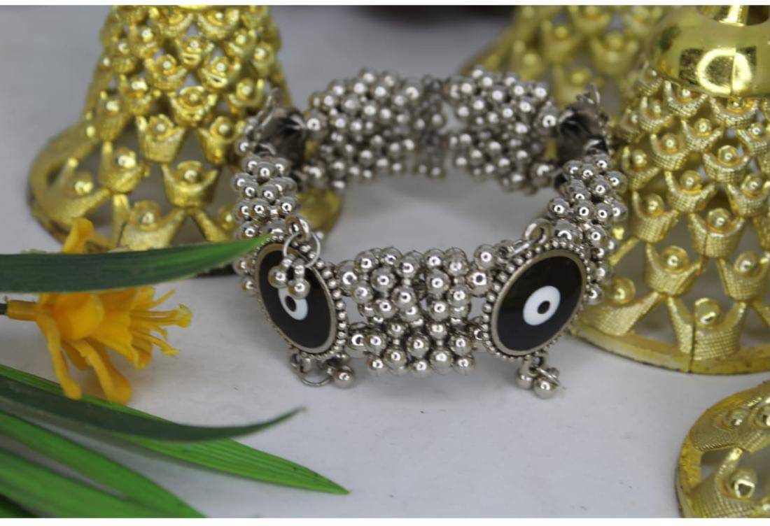 Samridhi DC Silver Bracelet ( Pack of 1 )     			Samridhi DC Silver Bracelet ( Pack of 1 )