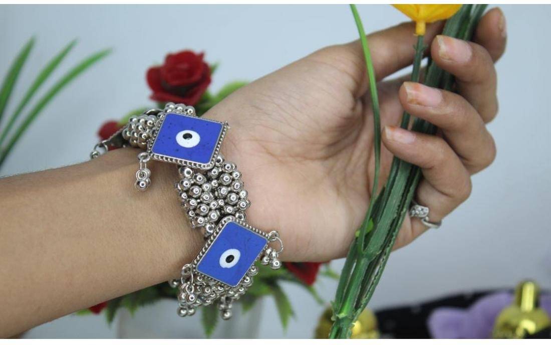 Samridhi DC Silver Bracelet ( Pack of 1 ) Samridhi DC Silver Bracelet ( Pack of 1 )