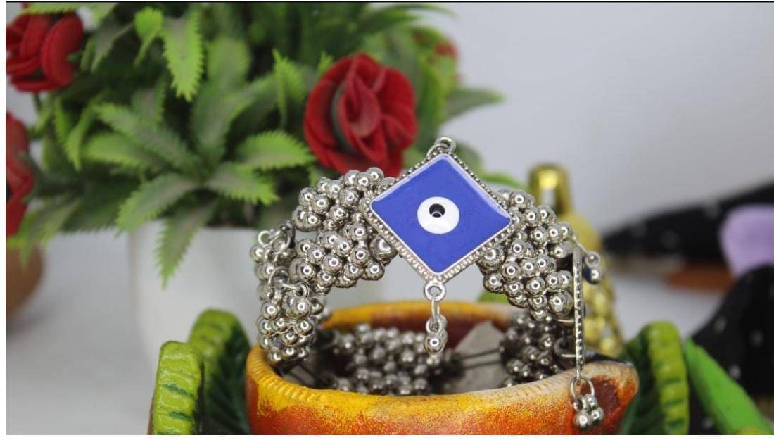     			Samridhi DC Silver Bracelet ( Pack of 1 )