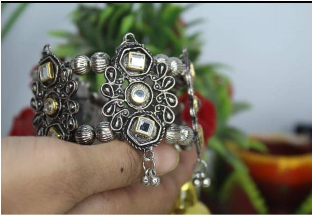 Samridhi DC Silver Bracelet ( Pack of 1 )     			Samridhi DC Silver Bracelet ( Pack of 1 )