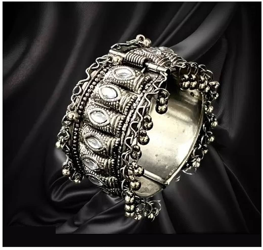 Samridhi DC Silver Cuff ( Pack of 1 )     			Samridhi DC Silver Cuff ( Pack of 1 )