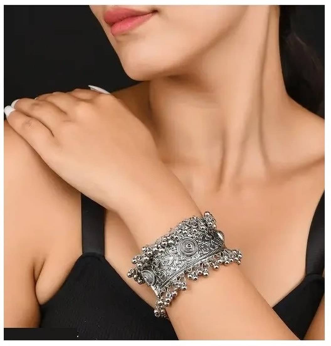     			Samridhi DC Silver Cuff ( Pack of 1 )