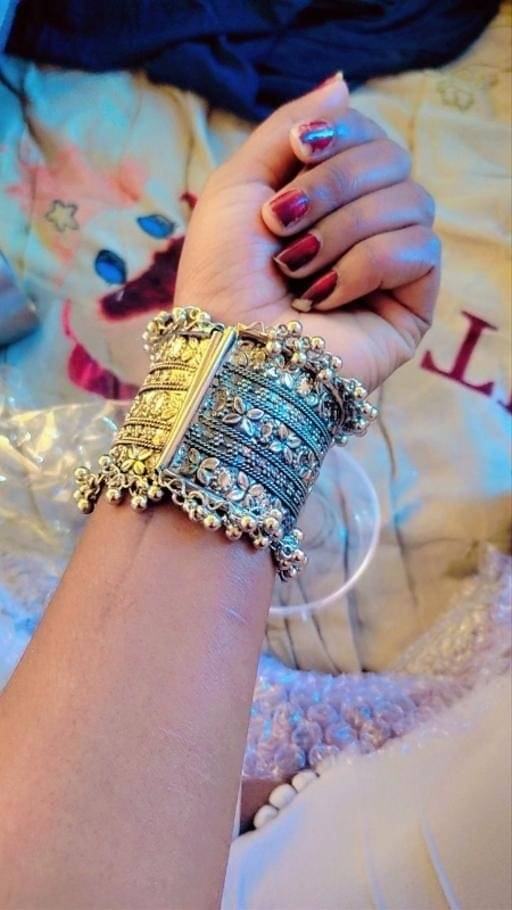     			Samridhi DC Silver Cuff ( Pack of 1 )