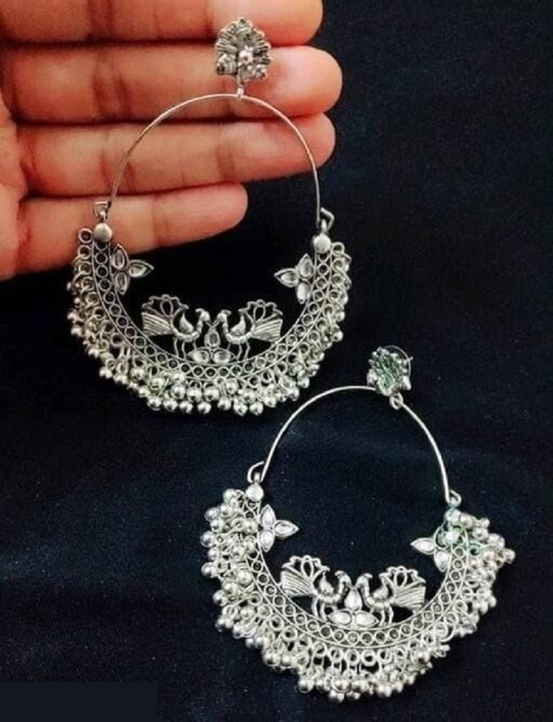    			Samridhi DC Off White Hoops Earrings ( Pack of 1 )
