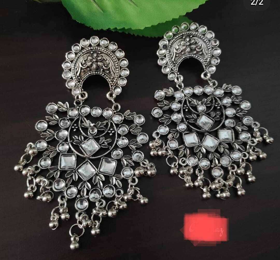     			Samridhi DC Silver Chandbalis Earrings ( Pack of 1 )