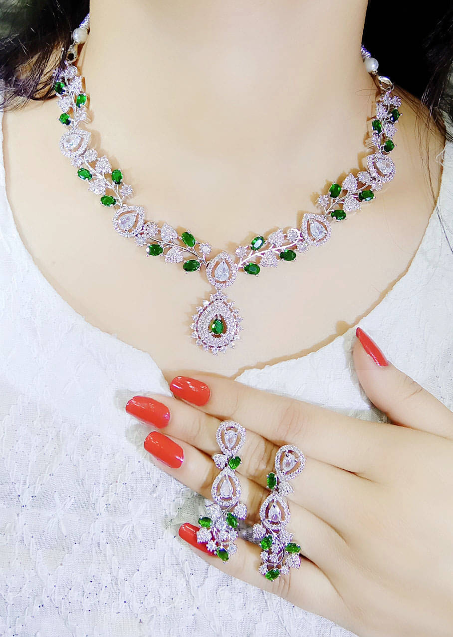     			Ladymania Green Alloy Necklace Set ( Pack of 1 )