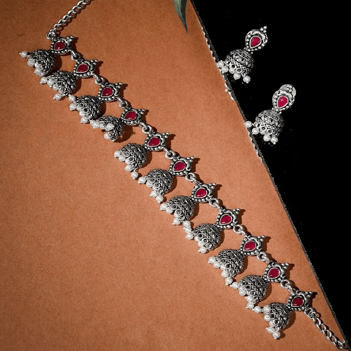     			Sunhari Jewels Maroon Alloy Necklace Set ( Pack of 1 )