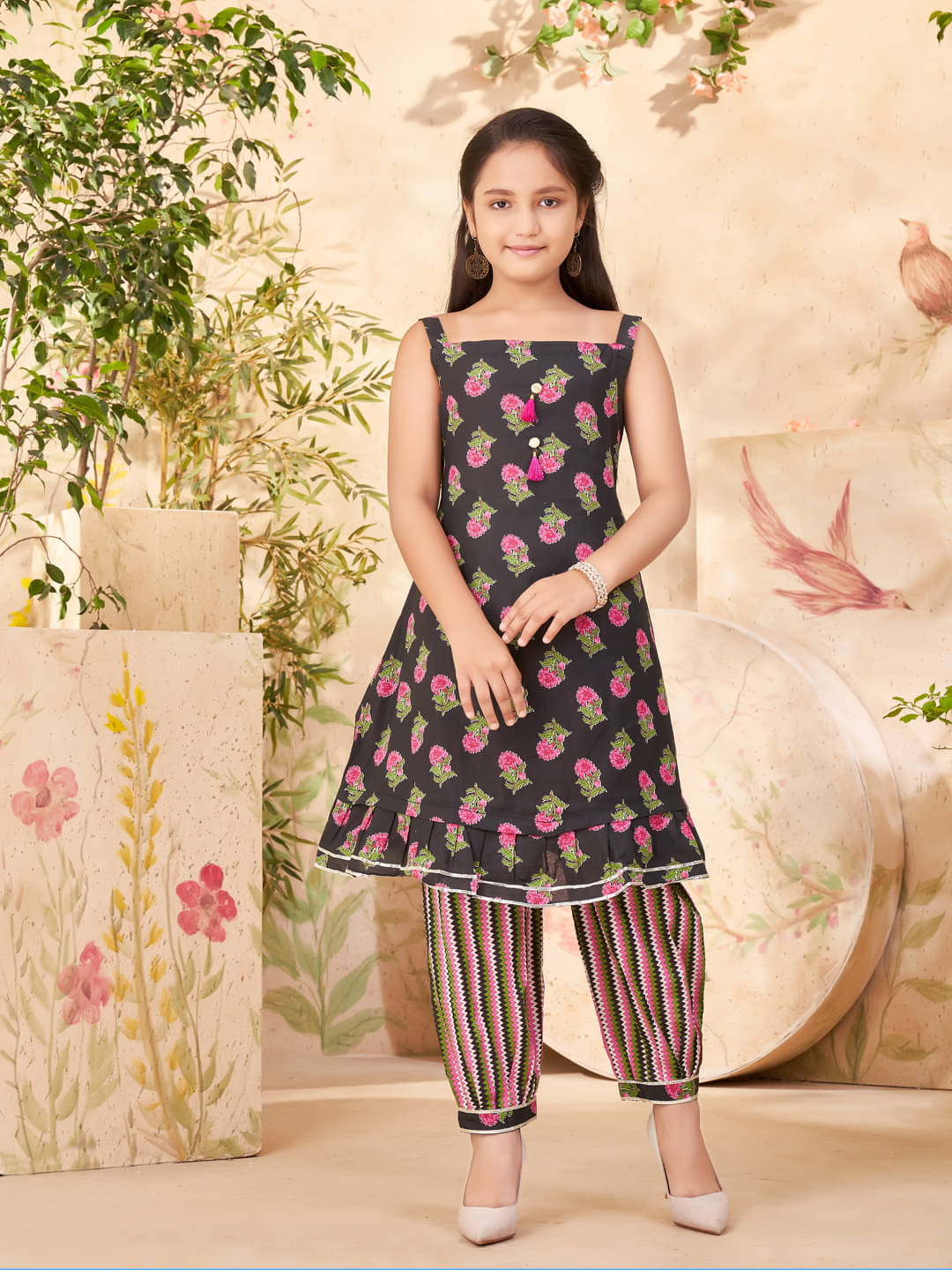     			Aarika Girls Cotton Patiala Kurta Set ( Pack of 1 , Black )