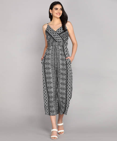     			SELVIFAB Black Crepe Regular Fit Women's Jumpsuit ( Pack of 1 )